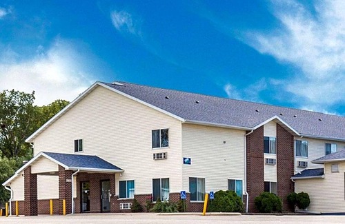 Cedar Rapids - Iowa City Hotel | 1-Star Hotel ∙ Rodeway Inn Cedar Rapids