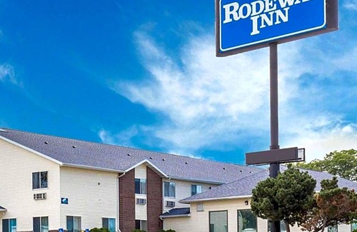 Cedar Rapids - Iowa City Hotel | 1-Star Hotel ∙ Rodeway Inn Cedar Rapids