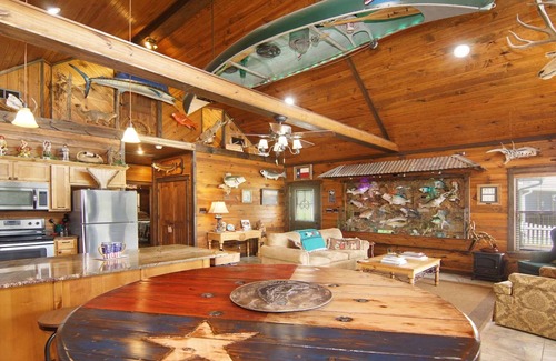 Alba Cabin | #1 Top-Rated Waterfront Lodge on Lake Fork Pet Friendly