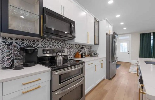 Glen Echo House | 10-Bedroom Escape with Fenced Yard and Games