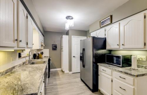 Finneytown House | 10 Mi to Dtwn Cincinnati Home with Patio and Yard!