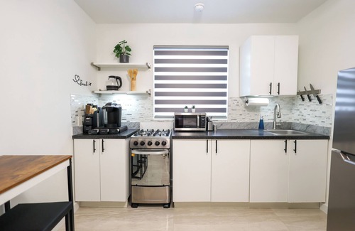 West Little Havana House | 10 min from MIA - Guest suite w/FREE parking in Quiet Neighborhood