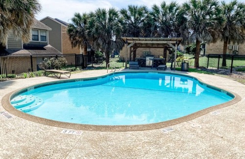 Northwest Corpus Christi Apartment | 10 Min to Downtown: Pet-friendly, TV with Parking