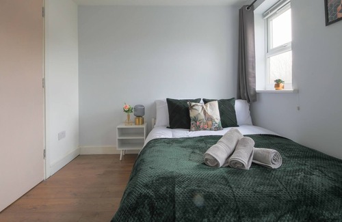 Atlantic Wharf Apartment | 10 min walk to City Centre 2 Bed Flat with Parking