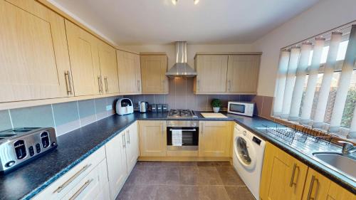 Liverpool Apartment | 10 Mins To Airport Movie-ready Wm Parking