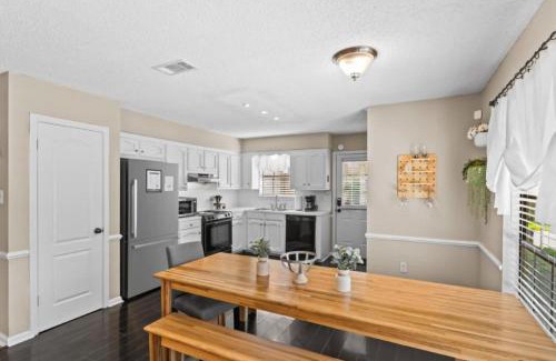 South Baton Rouge House | 10 Mins to Tiger Stadium South Burbank Bungalow