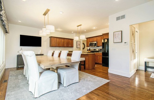 Notre Dame House | 10 Minute Walk to Notre Dame Stadium - 1st Class Accommodations - Updated 2024