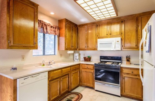 Summit Estates House | 10 Minute Walk to Snow Summit- Cozy Mountain Cabin