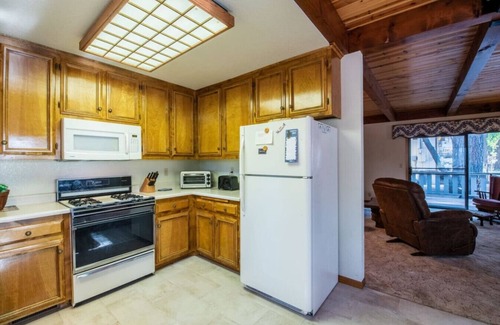 Summit Estates House | 10 Minute Walk to Snow Summit- Cozy Mountain Cabin