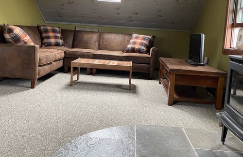 Mount Holly Apartment | <10 minutes to Okemo!