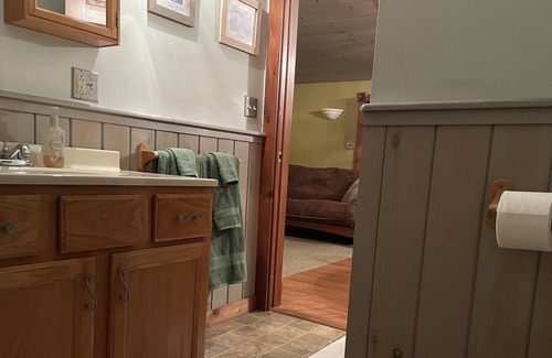 Mount Holly Apartment | <10 minutes to Okemo!