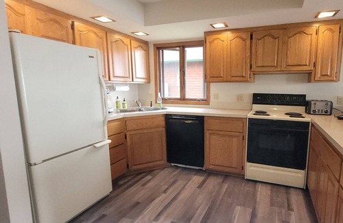 Nevis Cabin | 10 people-3-bedroom cabin in tranquil Nevis with AC, WiFi