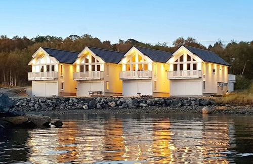 Haram House | 10 person holiday home in Brattvåg
