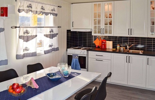 Austvagoy House | 10 person holiday home in Laukvik