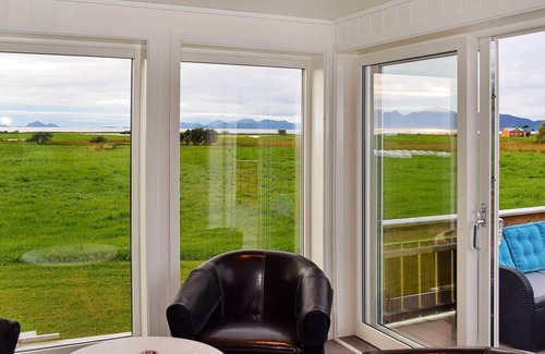 Austvagoy House | 10 person holiday home in Laukvik