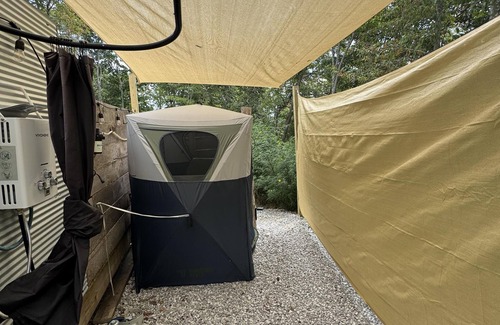 Horse Cave RV Rental | 10 Point Landing - 10 Point Landing Glamping with Queen Bed & Bath