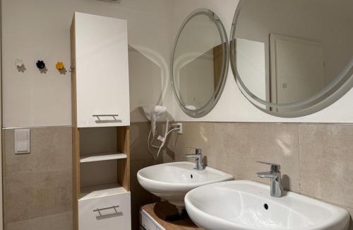 Gerasdorf bei Wien Apartment | 100 m2 Apartment with Balcony & Free Parking