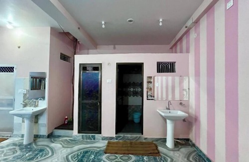 Varanasi Apartment | 100m from Ganges River & Ghat, 1-bedroom in Varanasi with AC, WiFi