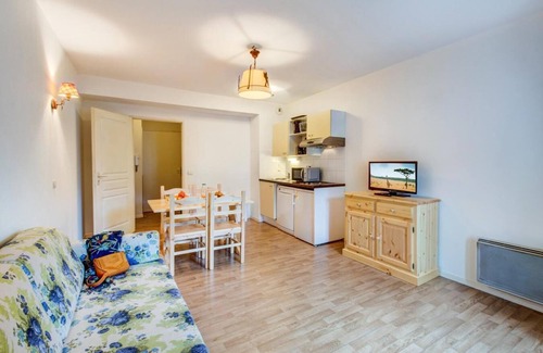 Bagneres-de-Luchon Apartment | 100m from ski lifts, tv, ski locker, 62m², Luchon-Superbagnères
