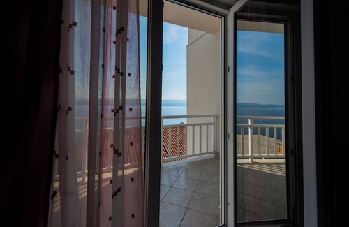 Ruskamen Apartment | 102 room with balcony, sea view & hot tub access