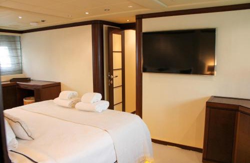 Paraga Boat Rental | 105 ft Yacht