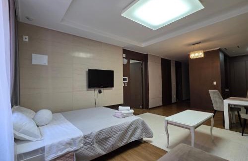 Almaty District Apartment | 108 посольство США 2х комн кв на 1-6 гостей с 2-мя кроватями и раскладной диван 2 санузла