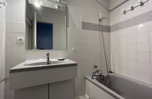 Le Sauze Apartment | 10m from resort center, 5th floor, view ski slopes, balcony, parking, tv, ski locker, 65m²