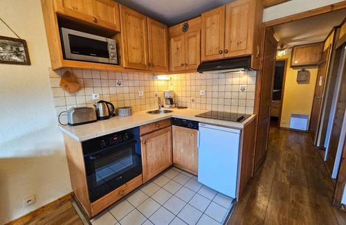 Les Bruyeres Apartment | 10m from ski slopes, Ground floor, view mountain, balcony, tv, ski locker, 30m², Les Menuires