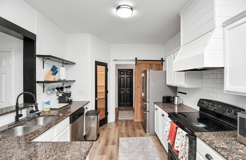 Rosenberg House | 10min from Fort Bend Epicenter 13min from Memorial Herman Stylish 4 Bedroom Home