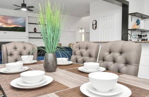 Rosenberg House | 10min from Fort Bend Epicenter Stylish 4 Bedroom home