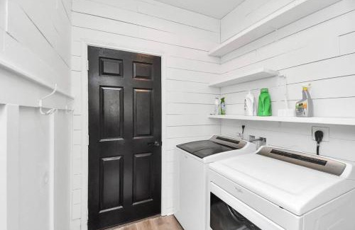 Rosenberg House | 10min from Fort Bend Epicenter Stylish 4 Bedroom home