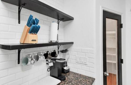 Rosenberg House | 10min from Fort Bend Epicenter Stylish 4 Bedroom home