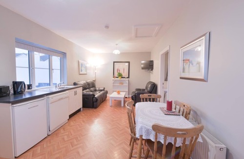 Lahinch Apartment | 10mindrivecliffsofmoher-cozy2br-parking-wifi