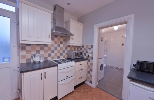 Lahinch Apartment | 10mindrivecliffsofmoher-cozy2br-parking-wifi