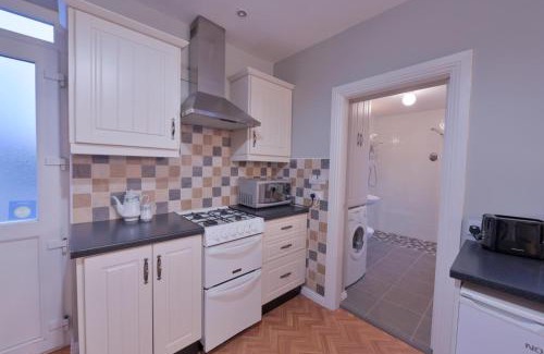 Lahinch Apartment | 10minDriveCliffsOfMoher-Cozy2Br-Parking-WiFi