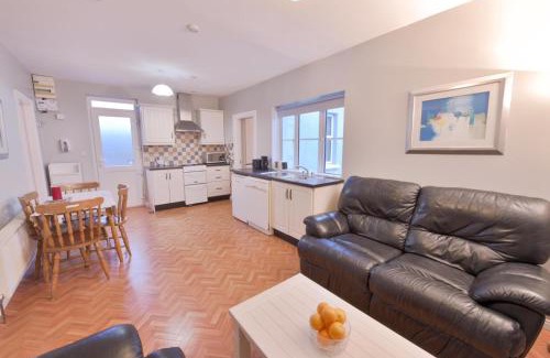 Lahinch Apartment | 10minDriveCliffsOfMoher-Cozy2Br-Parking-WiFi