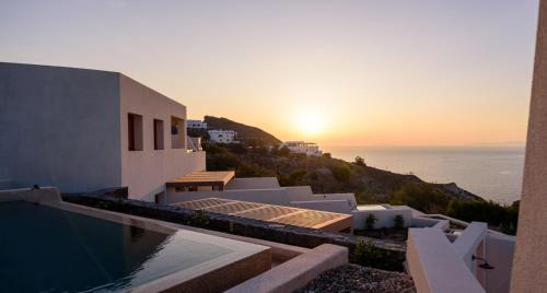 Akrotiri Hotel | 11:11 By Potnia