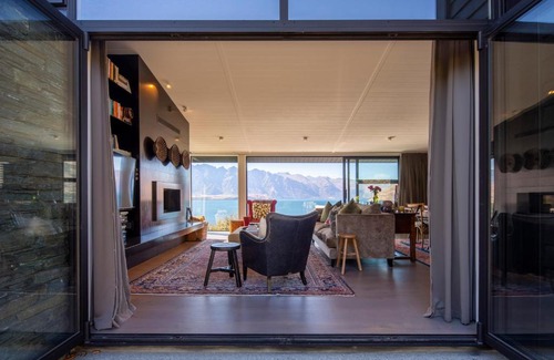 Fernhill Villa | 11 Aspen Grove by MajorDomo - Stunning Lake Views and Spa Pool