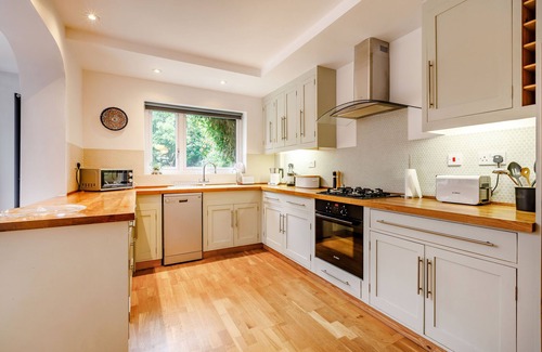 Broadwey Cottage | 11 BEECH ROAD, pet friendly, with a garden in Weymouth