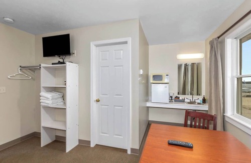Lake City Apartment | 11 Family Lakefront Studios on Lake Missaukee - Sleeps 40
