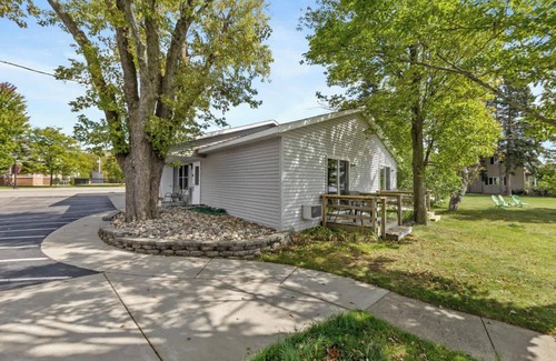 Lake City Apartment | 11 Family Lakefront Studios on Lake Missaukee - Sleeps 40