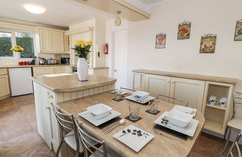 Menai Bridge Cottage | 11 GLYN GARTH MEWS, pet friendly, with a garden in Llandegfan