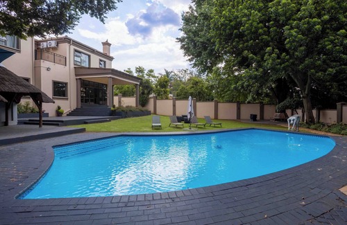 Northcliff Apartment | 11 Hotel Suites in Northcliff with AC, Wi-Fi, swimming pool & free breakfast.