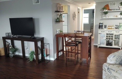 Williamsville Apartment | 11 min from BUF Airport, 19 min from Bills Stadium, 35 min from Niagara Falls!