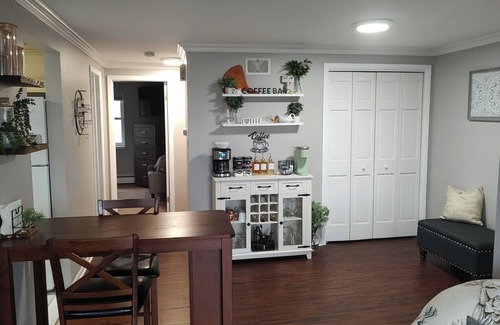 Williamsville Apartment | 11 min from BUF Airport, 19 min from Bills Stadium, 35 min from Niagara Falls!