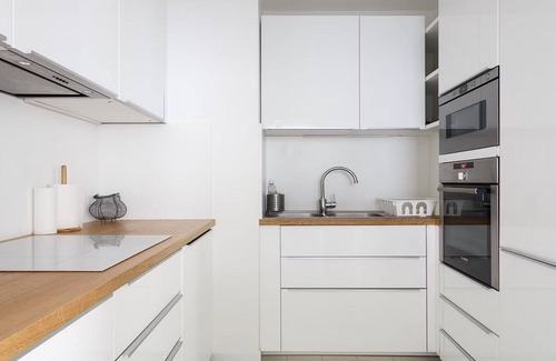 Bayonville Apartment | 110m2 RUE CHERCHI MIDI-COBBLED COURTYARDS, FLOWER AND TREE FILLED INTERLUDES