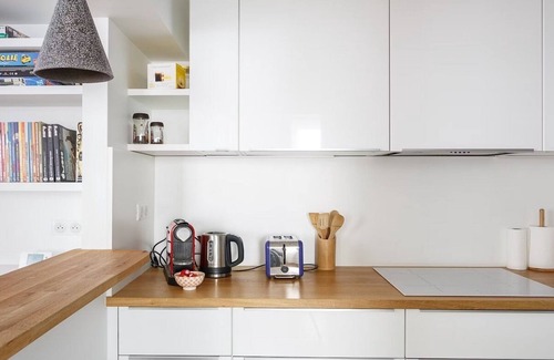 Bayonville Apartment | 110m2 RUE CHERCHI MIDI-COBBLED COURTYARDS, FLOWER AND TREE FILLED INTERLUDES