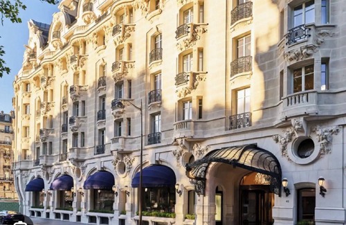 Bayonville Apartment | 110m2 RUE CHERCHI MIDI-COBBLED COURTYARDS, FLOWER AND TREE FILLED INTERLUDES