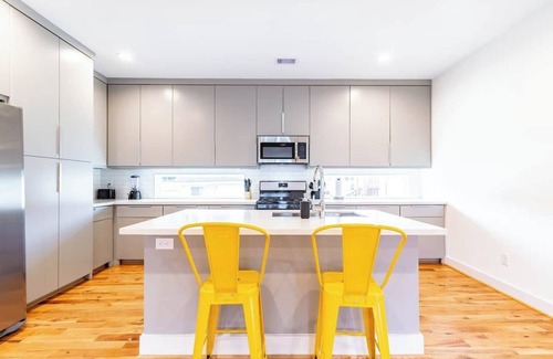 Lawndale/ Wayside House | 111 Lavish Bungalow 1753! Medical Center, Stadiums