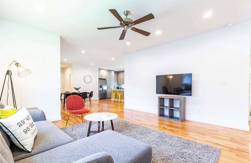 Lawndale/ Wayside House | 111 Lavish Bungalow 1753! Medical Center, Stadiums